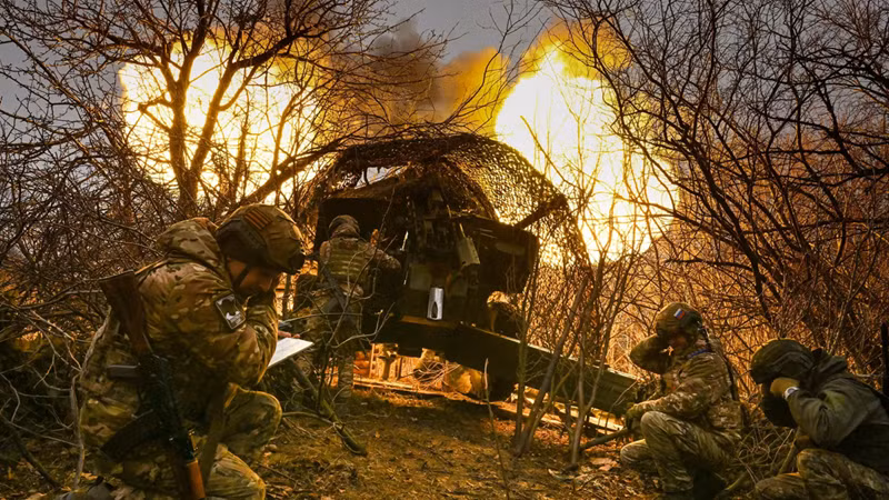 Sau khi nhận được tiền, sĩ quan Nga cố ý cung cấp cho quân Ukraine một tuyến đường rút lui giả và thống nhất thời gian di chuyển. Trong khi đó, quân Nga đã bố trí một cái bẫy kín đáo dọc tuyến đường này, sẵn sàng chờ đợi quân Ukraine lọt vào. Quân đội Ukraine, ngỡ rằng mình có thể thoát thân nhờ cơ hội này, cuối cùng lại rơi vào vòng vây phục kích của Nga. Ảnh: RIA Novosti
