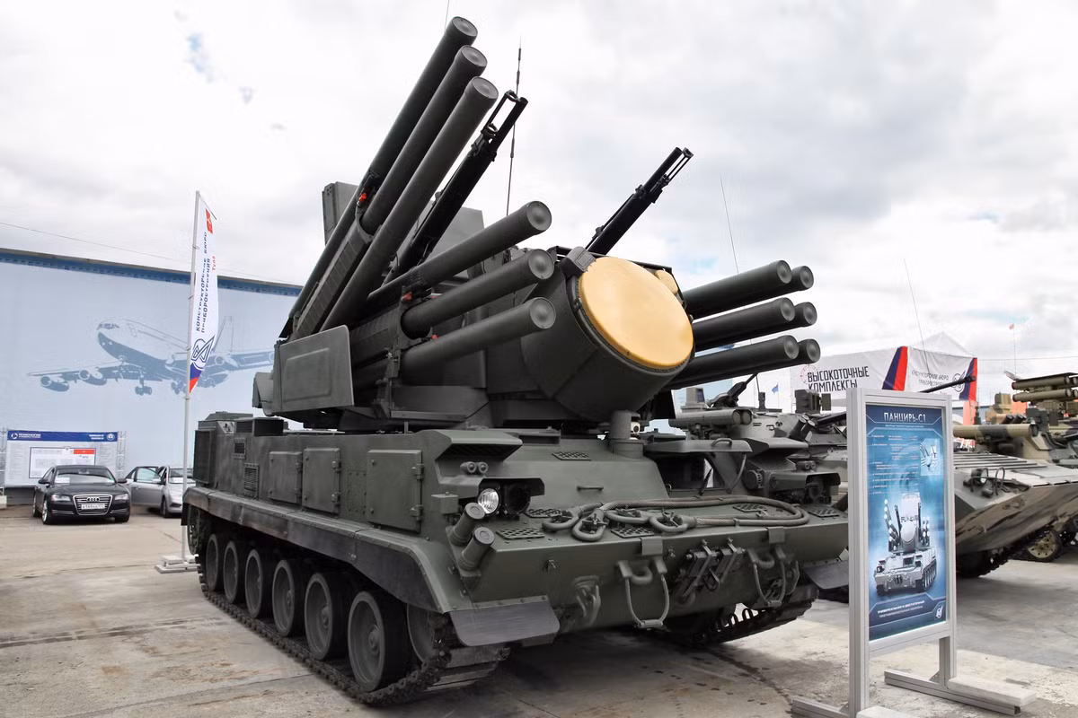 Pantsir-S1 được tích hợp tên lửa đánh chặn có tầm xa 30km và được trang bị 2 khẩu pháo bắn nhanh cỡ 30mm, có khả năng tấn công các mục tiêu trên không bay với tốc độ lên tới 1.000 m/s và ở khoảng cách từ 200 mét đến 20 km. Hệ thống này được thiết kế để tiêu diệt các mục tiêu nhỏ, thấp như UAV. Ảnh Wikipedia