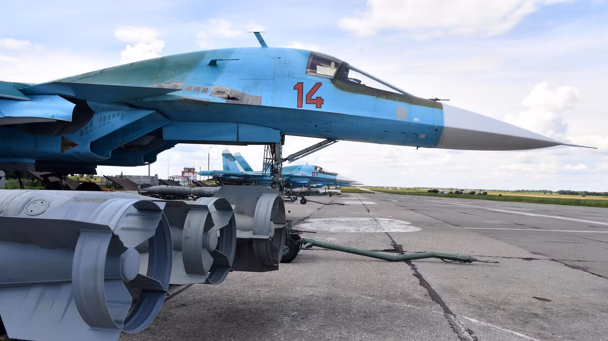 Bộ Quốc phòng Nga báo cáo, “Các phi hành đoàn máy bay ném bom chiến đấu Su-34 của Lực lượng Không gian Vũ trụ đã tấn công các điểm triển khai và tập trung của các đơn vị Lực lượng Vũ trang Ukraine tại Gulyaypole. Phi vụ chiến đấu sử dụng bom FAB-1500 và FAB-500 với các mô-đun được lập kế hoạch và hiệu chỉnh” 