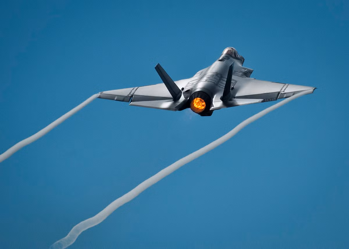 Hơn nữa, F-35 phụ thuộc vào các dữ liệu chiến đấu quan trọng như Tệp Dữ liệu Nhiệm vụ (MDF) để lập kế hoạch tác chiến. Những dữ liệu này được xử lý tại các cơ sở của Mỹ, và nếu không có quyền truy cập vào chúng, các nhiệm vụ của F-35 sẽ kém hiệu quả hơn rất nhiều. Ngay cả khi một quốc gia có thể tiếp tục vận hành một số lượng nhỏ F-35 sau khi bị cắt nguồn hỗ trợ, chúng vẫn sẽ mất đi khả năng chiến đấu tiên tiến nhất.