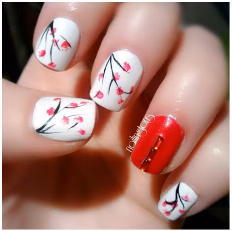 Bạn cũng có thể tạo điểm nhấn bằng cách sơn màu đỏ đậm cho móng tay ngón áp út. 