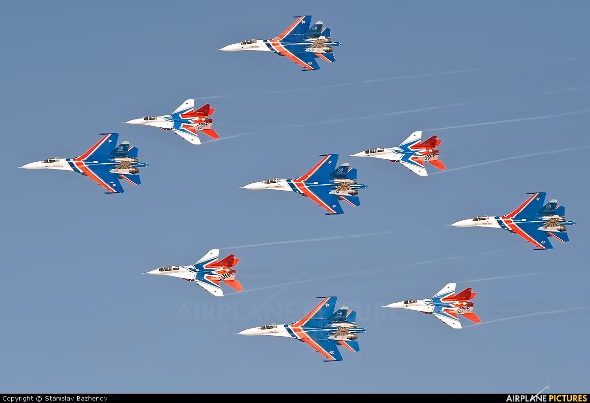 Hiệp sĩ Nga (Russian Knights) là một trong những phi đội biểu diễn hàng không nổi tiếng nhất thế giới, được thành lập ngày 5/4/1991 tại sân bay Kubinka với phi đội 6 chiếc Su-27P/UB. Các phi công phục vụ trong Hiệp sĩ Nga đều là những phi công tài ba nhất, những "vì tinh tú" của Không quân Nga.