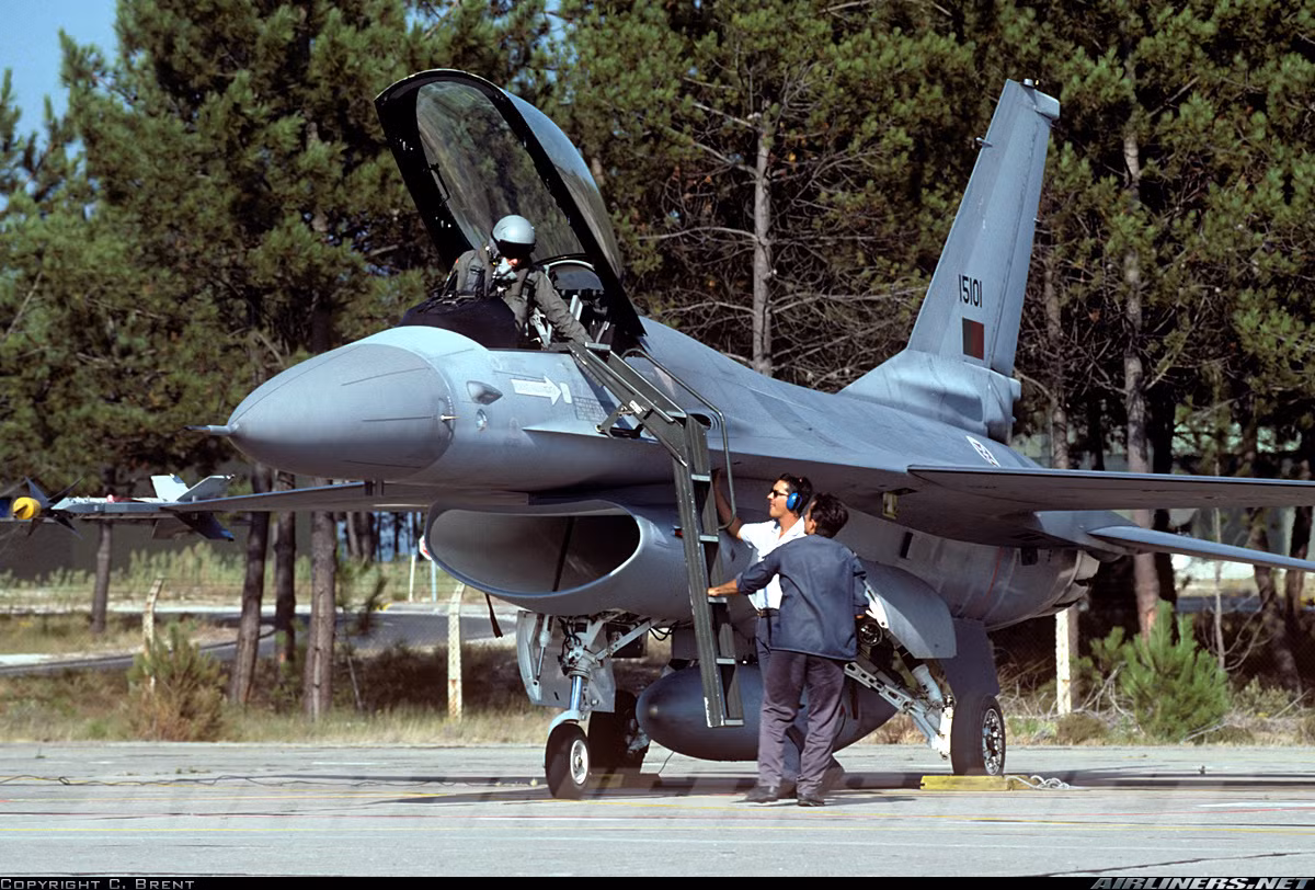 F-16A/B là phiên bản sản xuất hàng loạt đầu tiên của dòng máy bay chiến đấu F-16 do hãng General Dynamics và Lockheed Martin phát triển và sản xuất từ giữa những năm 1970 tới nay. Đặc trưng thiết kế của F-16 là dùng kiểu cánh tam giác, với cửa hút không khí động cơ đặt ở dưới bụng máy bay.