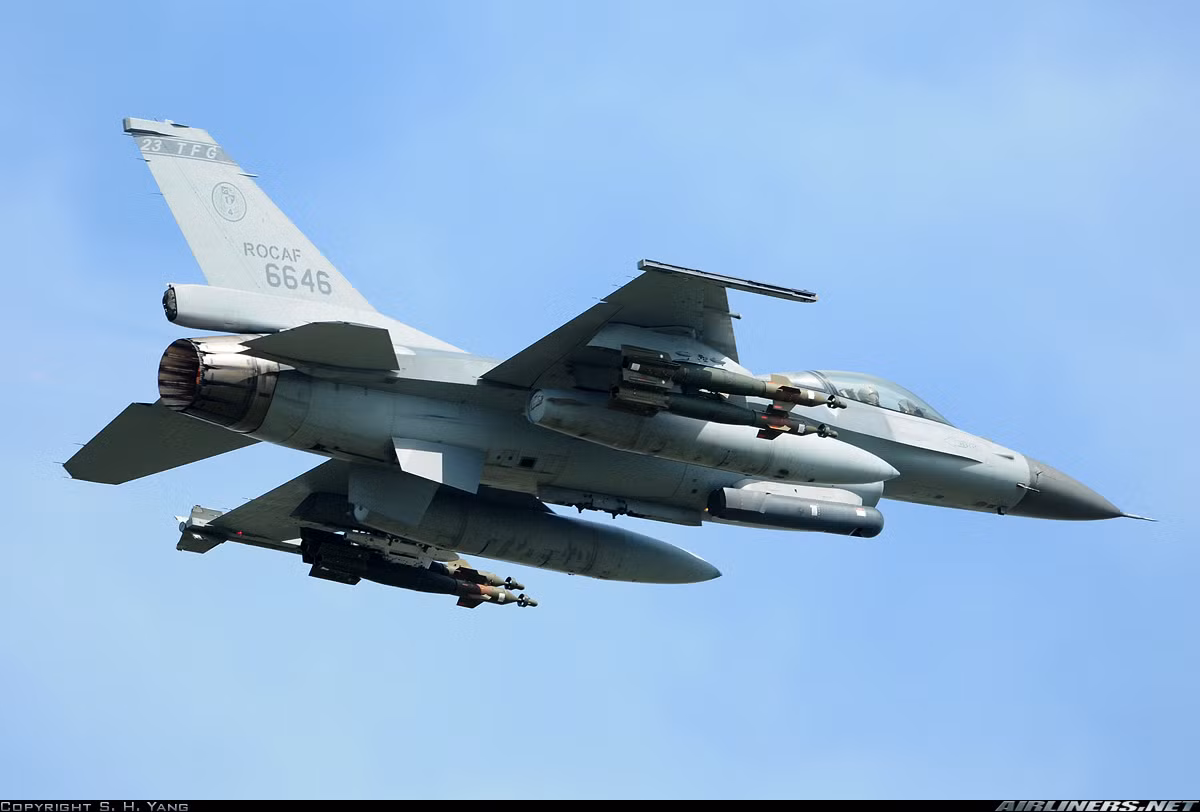 Ví dụ điển hình là gói nâng cấp F-16AM/BM Block 20 MLU được nâng cấp buồng lái cùng hệ thống điện tử hàng không như radar tương đương với phiên bản F-16C/D Block 50/52 cực kỳ hiện đại. Nó có khả năng triển khai tên lửa không đối không tự dẫn radar như AIM-120 (có tầm phóng hơn 100km), mở rộng hiệu suất, cải thiện độ tin cậy...