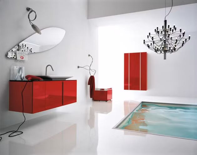 Màu đỏ và trắng được tận dụng tối đa trong thiết kế phòng tắm này. Đây là 2 gam màu đem lại hiệu ứng cảm xúc rất tốt. Nếu như màu đỏ đem lại sự quyến rũ, nóng bỏng thì sắc trắng lại đem lại sự tinh khôi, trong trẻo. Chiếc bồn tắm được thiết kế như một bể bơi nhỏ trong nhà đem lại không gian phòng tắm thật sang trọng, hiện đại. Ảnh: Archi.