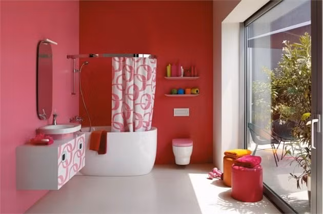 Phòng tắm nhỏ xinh và ấm áp hơn hẳn với màu hồng là chủ đạo. Nền nhà và bồn tắm với sắc trắng tinh khôi là đủ để bạn yên tâm với sự sạch sẽ của không gian này. Ảnh: Archi.