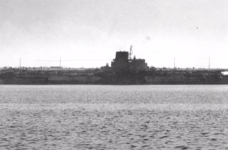 . Siêu tàu sân bay Shinano - hàng không mẫu hạm lớn nhất Hải quân Đế quốc Nhật trong CTTG 2, có lượng giãn nước lên tới 65.000 tấn, dài 265m. Tuy nhiên, siêu tàu đã bị đánh chìm ngay khi vừa mới gia nhập hải quân 10 ngày bởi tàu ngầm Archerfish của Hải quân Mỹ.