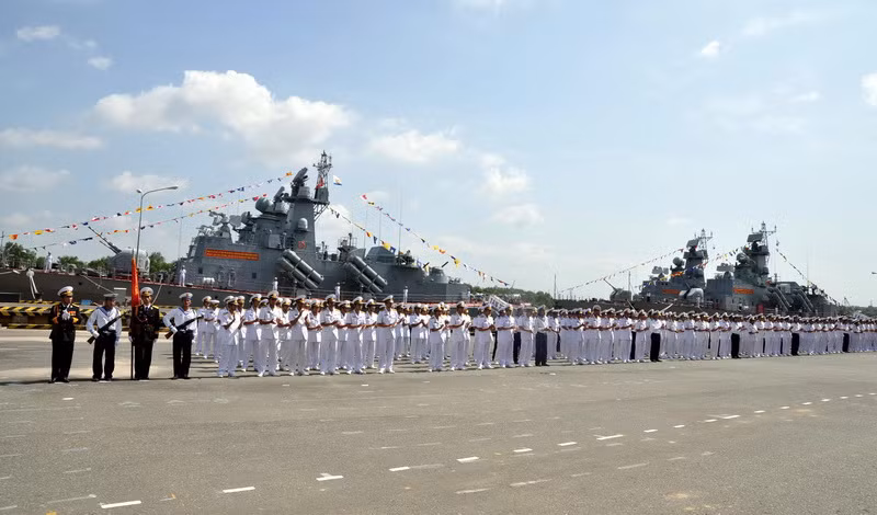 Toàn cảnh buổi lễ thượng cờ hai tàu tên lửa Molniya.