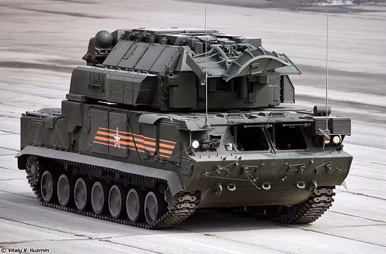 Tor-M2U là tổ hợp tên lửa phòng không tầm ngắn hiện đại hóa từ loại Tor-M2 được phát triển bởi nhá máy điện cơ Izhevsk JSC, bộ phận của công ty Almaz-Antey (nhà sản xuất tên lửa phòng không hàng đầu thế giới). Loại tên lửa này được thiết kế để bảo vệ các căn cứ quân sự, cơ sở chính phủ trước các cuộc không kích. Nó có khả năng phá hủy hầu như mọi mục tiêu khí động gồm tên lửa hành trình, tên lửa có điều khiển, các loại máy bay, bom thông minh, vũ khí chính xác cao ở độ cao thấp - trung.