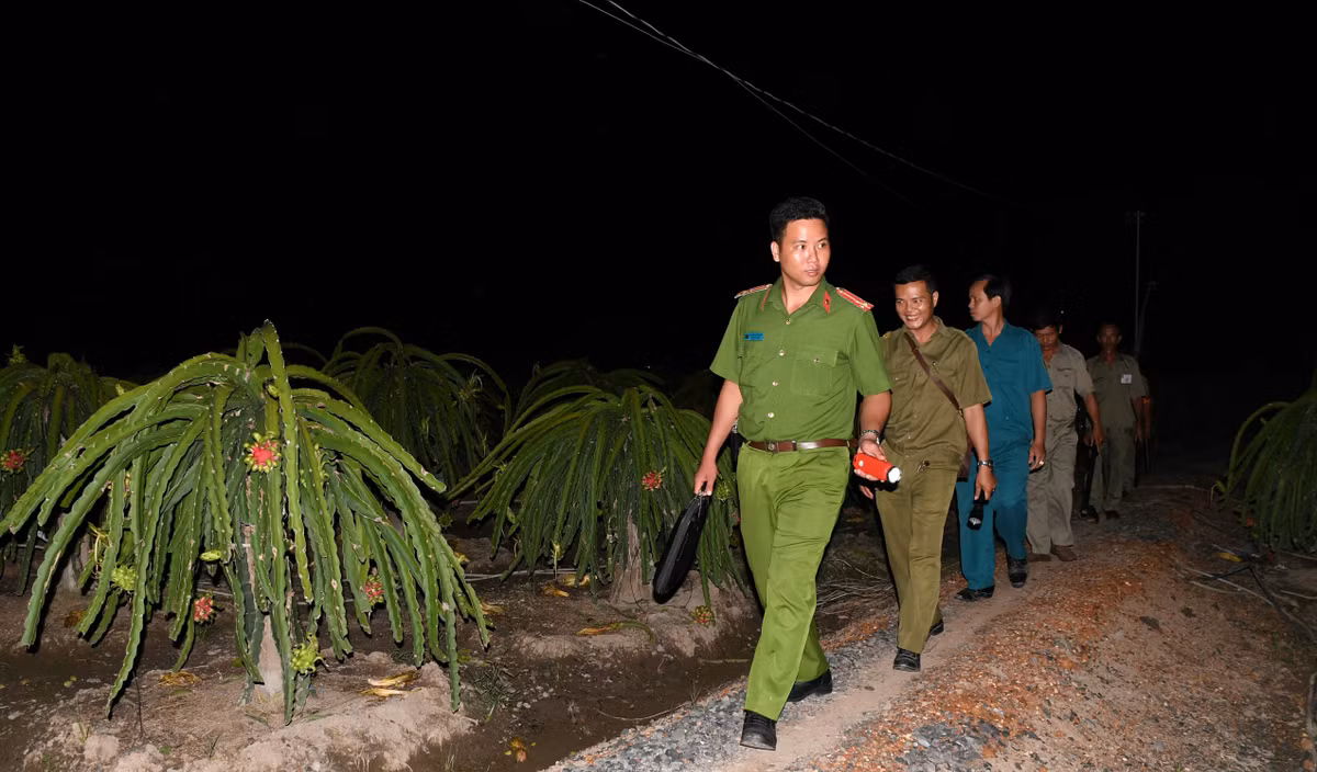 Cụ thể: Công an xã, phường, thị trấn, đồn công an có trách nhiệm tiếp nhận tố giác, tin báo về tội phạm, lập biên bản tiếp nhận, tiến hành kiểm tra, xác minh sơ bộ và chuyển ngay tố giác, tin báo về tội phạm kèm theo tài liệu, đồ vật có liên quan cho cơ quan điều tra có thẩm quyền.