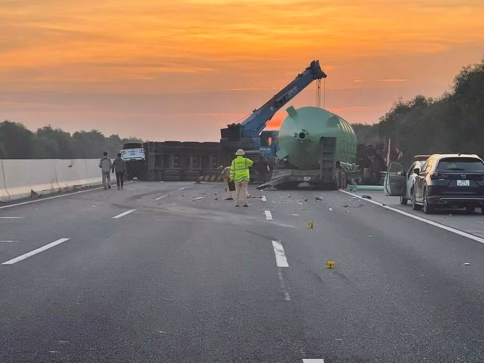  Tai nạn liên hoàn trên cao tốc Hà Nội – Hải Phòng: Xe ô tô đầu kéo BKS 37C-301.63 do Phan Văn Toàn (SN 1987) điều khiển va chạm với xe đầu kéo BKS 15H-027.78 do Phạm Văn Nam (SN 1984) điều khiển và xe ô tô 7 chỗ nhãn hiệu toyota Fortuner BKD 51H-053.48 do lái xe Phạm Văn Đặn (SN 1974) điều khiển. Vụ tai nạn không có thiệt hại về người. 