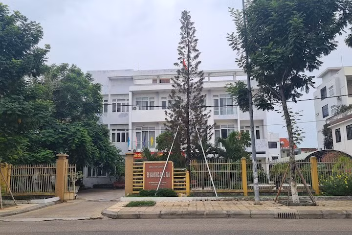  Thanh tra hàng loạt gói thầu liên quan Sở Giáo dục Quảng Nam: Phó Chủ tịch UBND tỉnh Quảng Nam Trần Văn Tân đã ký công văn giao nhiệm vụ thanh tra toàn diện các gói thầu liên quan đến chương trình mục tiêu giáo dục vùng núi, vùng dân tộc thiểu số, vùng khó khăn giai đoạn 2016-2020. Đây là các gói thầu liên quan Chương trình 775 do Sở Giáo dục và Đào tạo quản lý. 