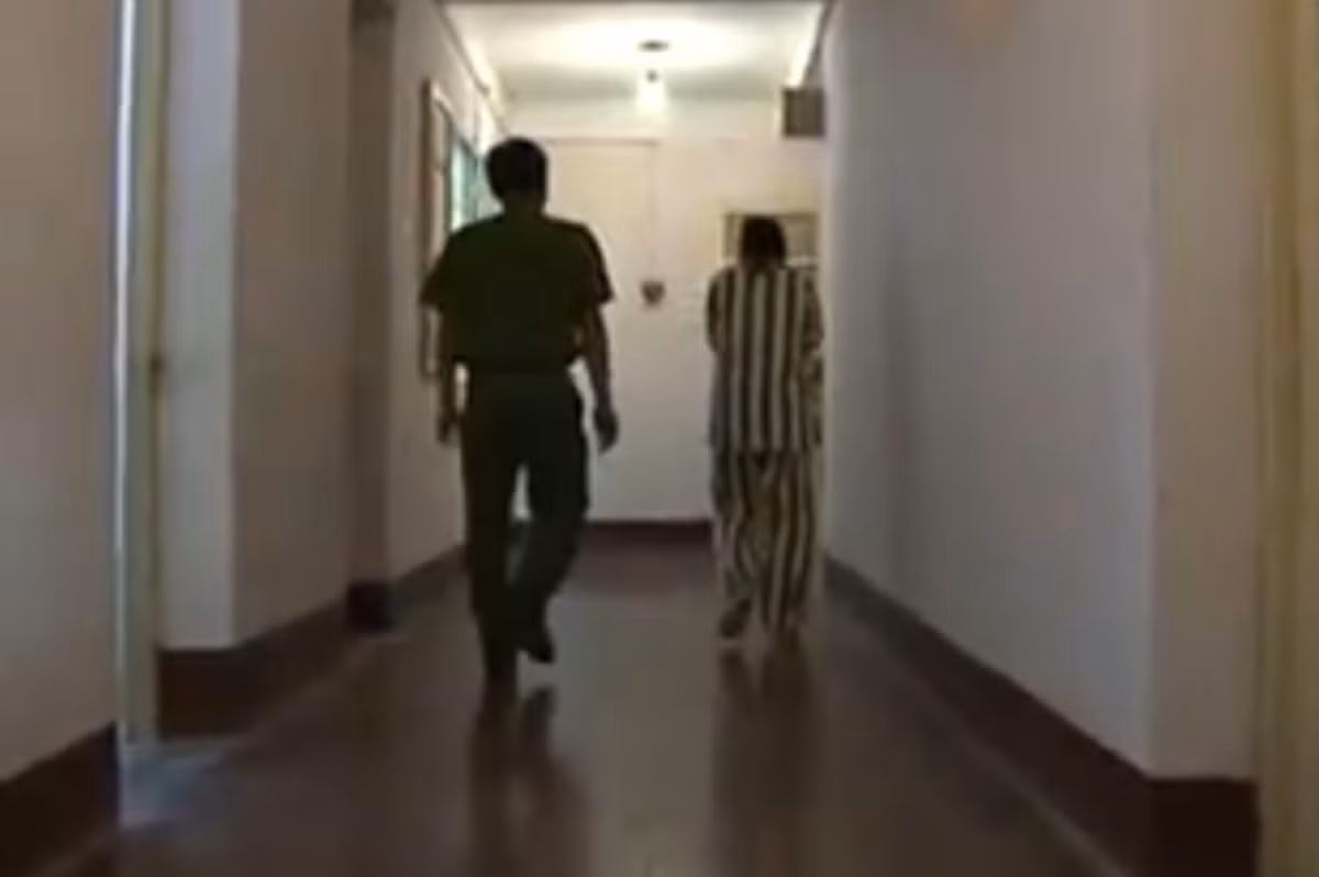 Nguyễn Thị Chinh là một người mẹ kế có tâm địa độc ác, đã lừa dối người chồng bạc mệnh và đang tâm sát hại con chồng một cách dã man. Tội ác sẽ phải trả giá, nhưng cao hơn một bản án nghiêm khắc là tù chung thân mà pháp luật dành cho, còn có tòa án lương tâm sẽ lục vấn Nguyễn Thị Chinh suốt quãng đời còn lại.