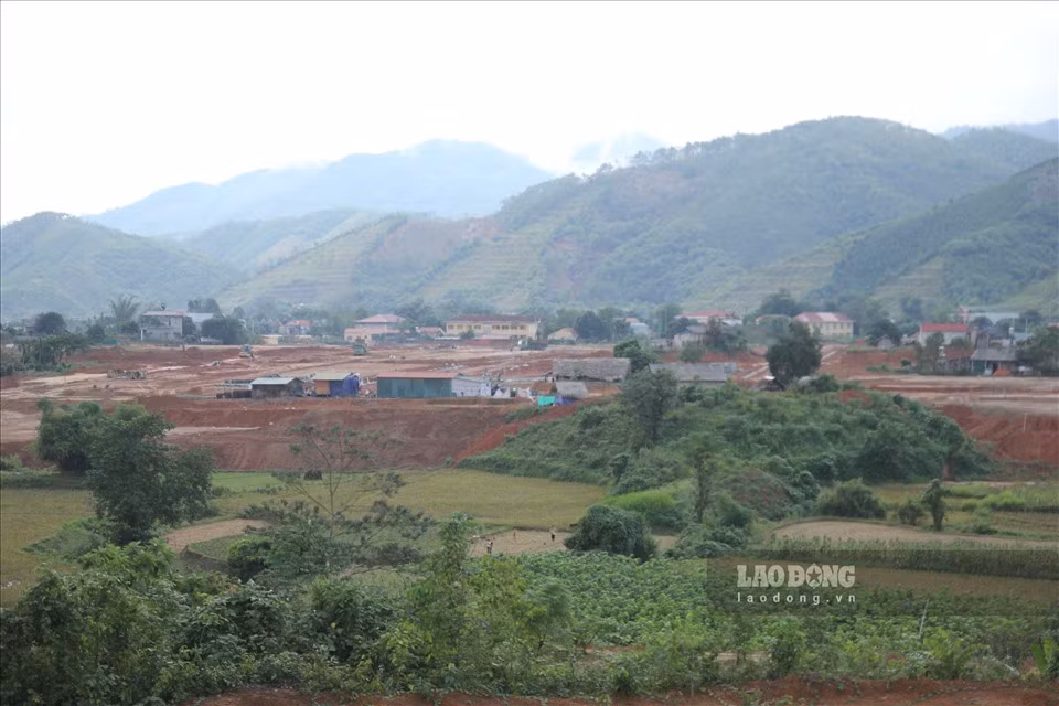 Đến tháng 4.2020, khu tái định cư cảng hàng không Sa Pa bắt đầu được triển khai xây dựng. Công trình có tổng mức đầu tư 409,9 tỉ đồng, trong đó chi phí xây dựng là 221,5 tỉ đồng, chi phí giải phóng mặt bằng là 139,5 tỉ đồng, còn lại là các chi phí khác.