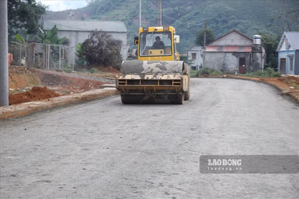 Các tuyến đường trong khu sản xuất và khu tái định cư với tổng chiều dài 12,88km cũng đang được lu mặt bằng, dải asphalt.