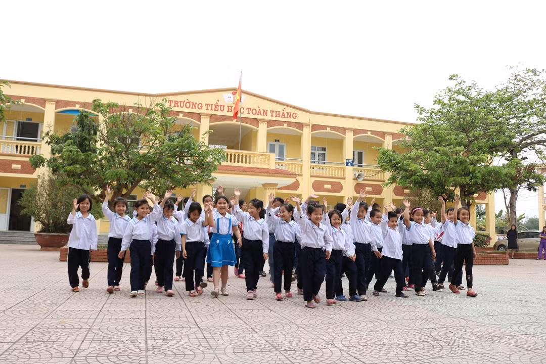 TP Hải Phòng: UBND huyện Tiên Lãng quyết định cho học sinh các cấp mầm non, tiểu học, THCS, THPT trên địa bàn 2 xã Toàn Thắng và Tiên Minh nghỉ học để thực hiện lấy mẫu những trường hợp liên quan học sinh trường Tiểu học Toàn Thắng là F0. Từ ngày 25/11, các trường chuyển sang dạy học trực tuyến. 