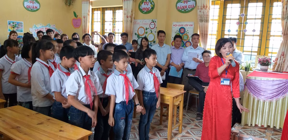 Trước đó, ngày 22/11, Phòng GD&amp;ĐT huyện Mường Khương báo cáo UBND huyện, cho phép gần 2.500 học sinh các trường học mầm non, tiểu học, THCS trên địa bàn thị trấn Mường Khương tạm thời nghỉ học tại trường đến ngày 26/11. Ngày 27/11, học sinh ở thị trấn Mường Khương cũng có thể trở lại trường. 