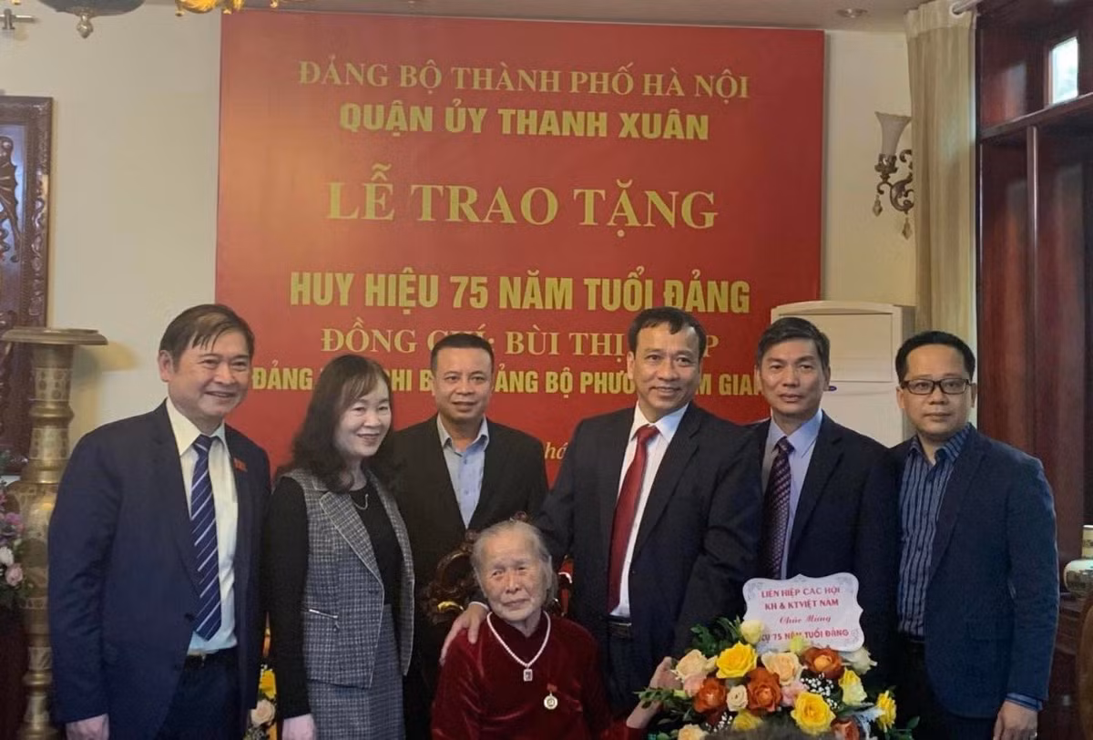 Trao Huy hieu 75 nam tuoi Dang cho dang vien Bui Thi Thap