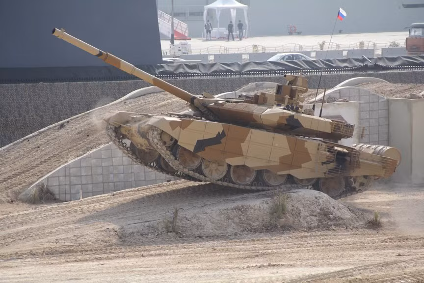 Xe tăng T-90MS trang bị hệ thống phòng vệ mới vượt trội T-90A cùng hỏa lực hiện đại với pháo 2A46M 125mm tích hợp khả năng phóng tên lửa qua nòng, một động cơ cực khỏe công suất hơn 1.000 mã lực đảm bảo tính cơ động cao, nội thất trong xe bố trí lại đảm bảo tính sống sót lớn cho kíp lái trên chiến trường.