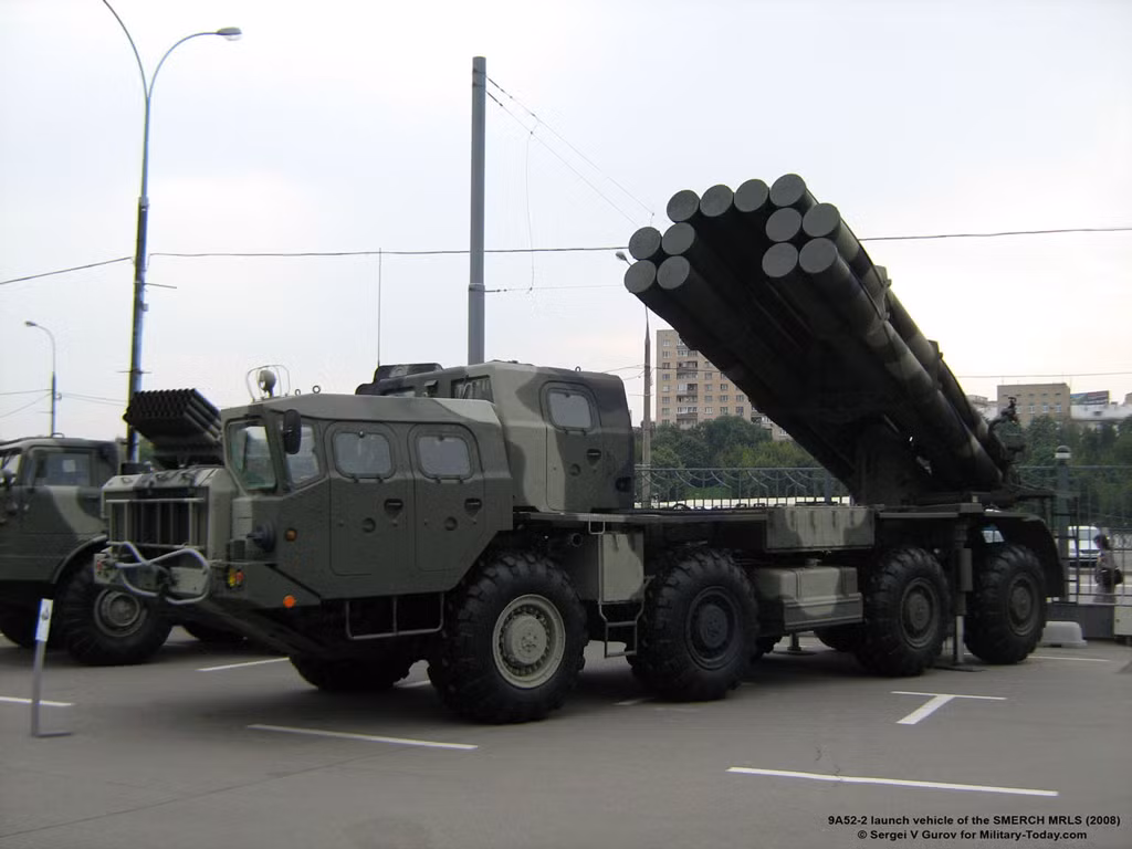 …Mua sắm một số lượng nhỏ hệ thống pháo phản lực hạng nặng như BM-30 Smerch hoặc Tornado-S để tấn công tầm xa.