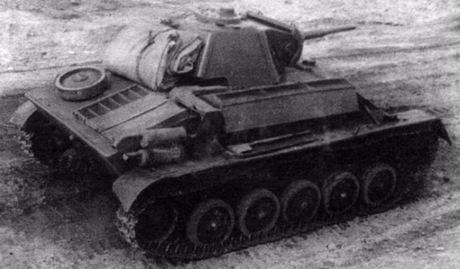 T-80 thời bấy giờ trang bị động cơ xăng có công suất thấp cho phép đạt tốc độ tối đa đến 42km/h, trên địa hình ghồ ghề là 20-25km/h, tầm hoạt động 200-300km.