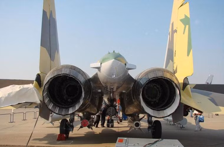 Su-37 được trang bị hai động cơ tuốc bin phản lực cánh quạt đẩy có đốt sau Lyulka AL-37FU tích hợp vòi phun kiểm soát véc tơ lực đẩy 3 chiều (TVC 3D). Đây vốn là phiên bản cải tiến của động cơ lừng dành họ máy bay Sukhoi AL-31F. Ảnh: Vòi phun động cơ Su-37 chĩa sang các hướng khác nhau.