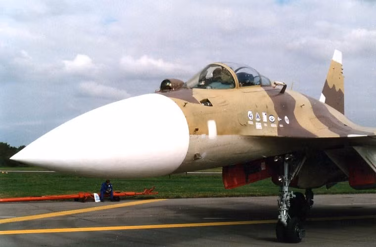  Tiêm kích Sukhoi Su-37 sở hữu hệ thống điện tử hàng không ấn tượng vào thời điểm bấy giờ với buồng lái nội thất tiện nghi, trang bị radar mạng pha bị động, các hệ thống tác chiến điện tử hiện đại.