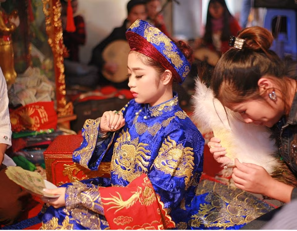 Không hề cảm thấy những khó khăn trong công việc là áp lực, ngược lại Mỹ Hoa luôn cho rằng bản thân cô đến được với nghề hầu đồng giống như một phúc phần hiếm có. Theo quan điểm của cô đồng trẻ tuổi, không phải ai cũng có thể làm được công việc này và nếu có làm cũng ít người có thể theo đuổi được lâu dài. Ở một vùng đất “địa linh nhân kiệt” như Bắc Ninh, đến nay, cô đồng Mỹ Hoa thường xuyên nhận được những lời mời làm việc phụng sự thánh phật từ những vị khách gần, xa. 