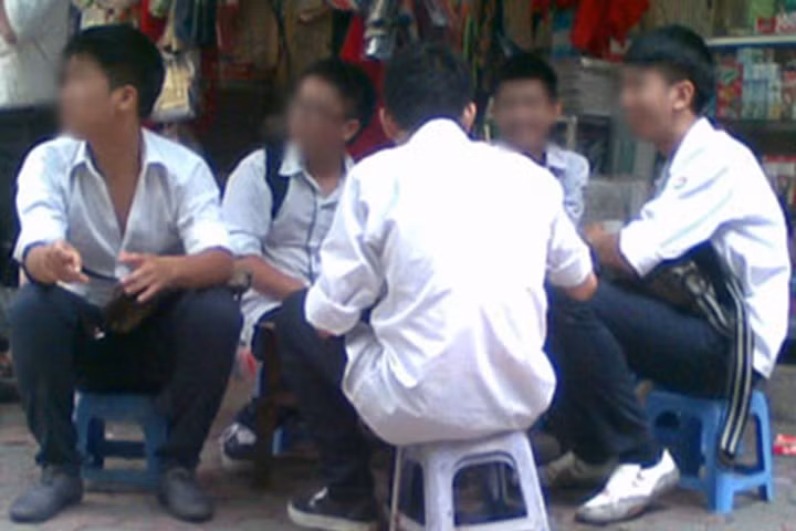 Sau khi dự lễ khai giảng, nhiều nam sinh lập nhóm đến tụ tập ở những quán nước vỉa hè, quán bán trước cổng trường. Tại đây, những câu chuyện phiếm, những lời lẽ thô tục, những điếu thuốc lá mà các bạn học sinh sử dụng thật sự tạo ra sự thất vọng, lo ngại cho không ít người lớn, các bậc phụ huynh.