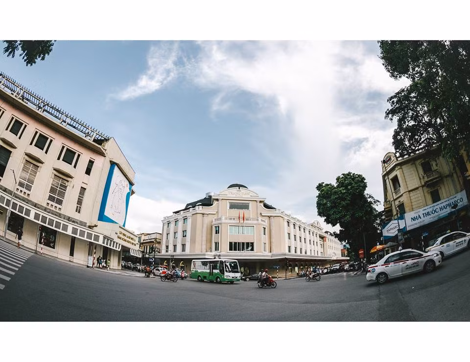 Với nhiều bạn trẻ, Hà Nội là nơi sinh sống, là nơi chứa đựng nhiều kỷ niệm, tình cảm, là một miền thương nhớ và luôn mang đầy ý nghĩa... Dù chỉ là một thoáng, nhưng trong sáng 2/9 Hà Nội cũng như bình yên hơn, lặng lẽ hơn và càng khiến tình cảm của những bạn trẻ đặt vào thành phố này thêm phần được khơi gợi.