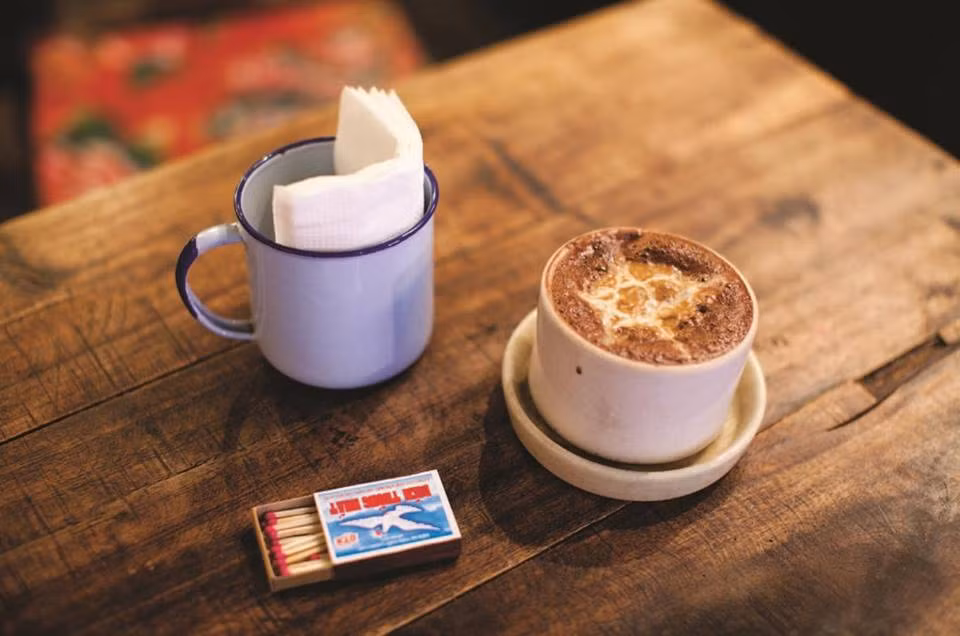 Cafe sáng là thói quen vừa giản dị, vừa tinh tế của mọi người dân. Với giới trẻ, trong buổi sáng ngày Quốc khánh 2/9, sao không thử ghé đến một quán mang phong cách của thời bao cấp nổi tiếng để vừa nhâm nhi cafe, vừa như để tưởng tượng và cảm nhận về một thời kỳ đã qua.