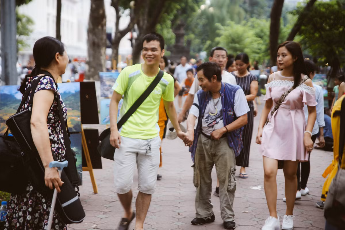 Và đâu đó trên đường phố buổi sáng ngày Quốc khánh này, vẫn có rất nhiều hình ảnh, khoảnh khắc đẹp đáng để những người trẻ tuổi lưu giữ lại và cảm nhận theo cách riêng của mình.