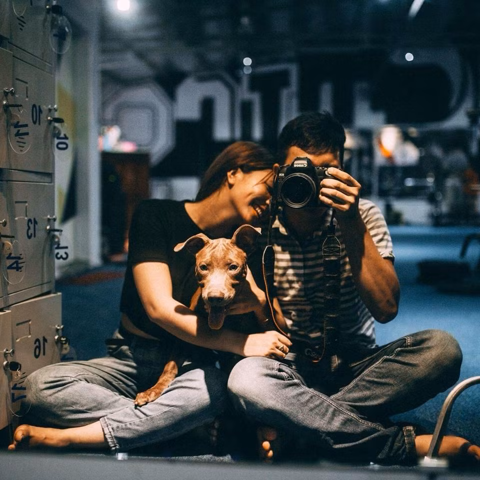 Vậy là câu chuyện tình hài hước của chàng phó nháy Bá Hồng đã có một kết thúc có hậu, được biết vào tháng 9 này cặp đôi sẽ chính thức về chung một nhà. Ảnh trong bài: Facebook nhân vật.