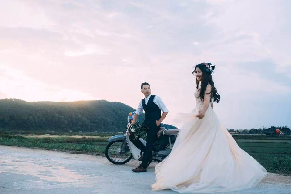 Cô bạn Hương Giang hài hước chia sẻ, Bá Hồng bề ngoài là người dễ gần, thoải mái nhưng cũng thẳng tính và khá nghiêm túc trong công việc. Chính tính cách đó của anh khiến cô rất ấn tượng và cảm mến.