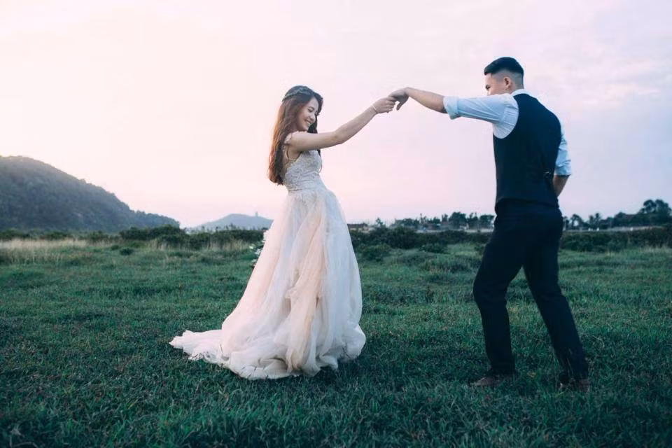 Chú rể Bá Hồng là một nhiếp ảnh gia dạo, trong một lần tình cờ anh nhận lời chụp ảnh cho khách và cô gái ấy chính là Hương Giang. Bộ ảnh được thỏa thuận với mức thù lao là 800 nghìn, tuy nhiên sau lần chụp ảnh, do quá cảm mến cô mẫu xinh đẹp, Bá Hồng đã quyết định giảm giá 50% cho Hương Giang. Vậy là câu chuyện tình yêu từ đó bắt đầu.