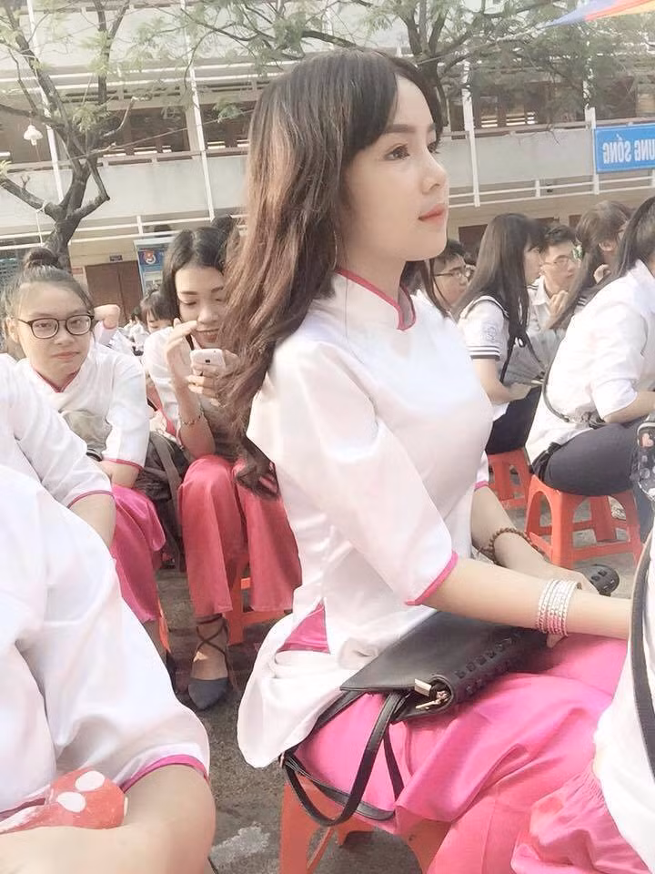Bên cạnh những nụ cười rạng rỡ của nữ sinh ngày tựu trường, đâu đó cũng có những ánh mắt ưu tư của nhiều em bước vào năm học năm cuối cùng đời học sinh phổ thông.