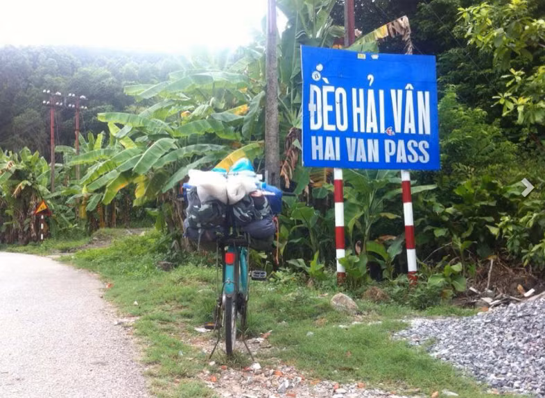 Trên đoạn đường dài, chàng phượt thủ trẻ đã phải đổi “mini chiến” 1 lần, chiếc xe đầu mà anh Hoan đi là chiếc mini màu trắng, vào đến Vinh - Nghệ An xe bị đảo vành bánh sau nên anh Hoan phải đổi xe bù thêm 300 nghìn để lấy chiếc màu xanh như hiện tại. Lời chia sẻ rất thật thà, chân quê của anh Hoan đã làm nhiều người cảm động yêu mến.