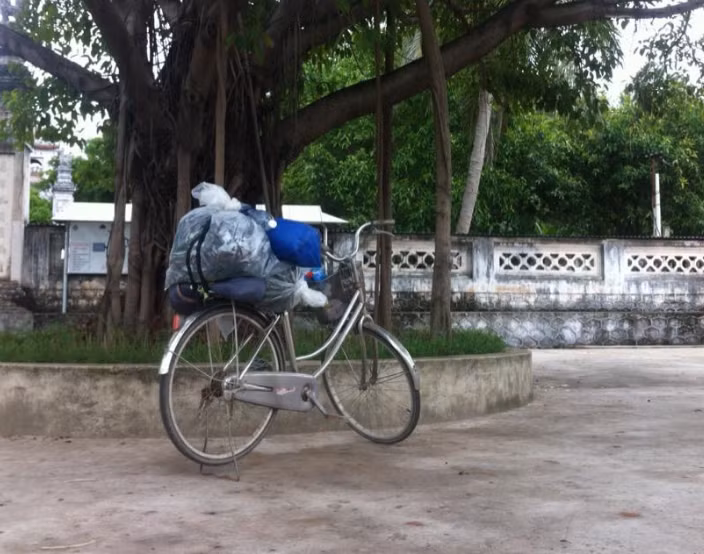 Khi nhìn hành trang đi phượt của anh Hoan, nhiều người không khỏi thở dài xót xa. Bởi lẽ, đối với dân phượt chuyên nghiệp, để có thể rong ruổi hàng tháng trên đường từ Bắc vào Nam họ sẽ mất cả tháng để chuẩn bị đồ dùng, tư trang. Nhưng có lẽ vì hoàn cảnh gia đình cũng khó khăn nên anh Hoan không mang theo nhiều đồ, đồ chất sau xe cũng được buộc bằng chiếc dây thô sơ.