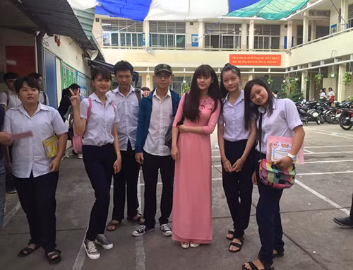 Hồi tháng 10/2014, cô giáo Phương cũng từng gây sốt trên cộng đồng mạng Việt với đoạn clip quay trong lớp học khi cô bị chính học sinh của mình trêu chọc vì... quá thấp. Cô giáo Phương bị học trò gạ so chiều cao và những cử chỉ vừa có phần thẹn thùng, vừa rất dễ thương đó là "đánh yêu" học sinh của cô đã khiến nhiều dân mạng như "ngất lịm". Sau đoạn clip này, danh tính và những thông tin cá nhân của cô Phương cũng đã được lan truyền khá rộng rãi.