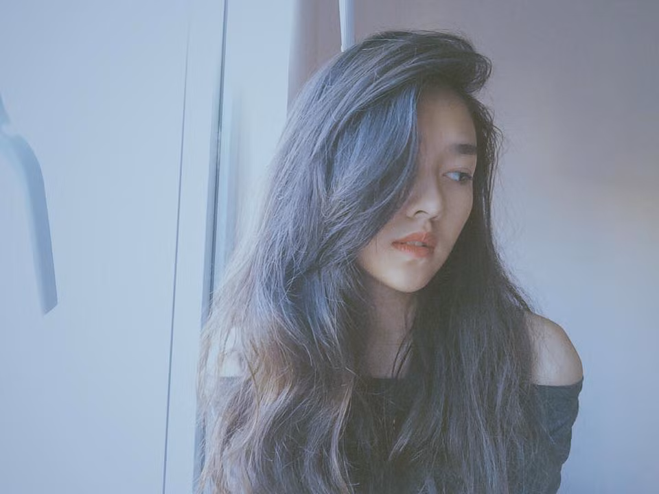 Nguyễn Tường San, cô bạn nữ sinh Hà thành đang sở hữu lượng người theo dõi khủng trên Facebook và Instagram nhờ gương mặt xinh đẹp tự nhiên vô cùng thuần khiết. Thường xuyên xuất hiện với các bức ảnh đẹp lung linh và gương mặt biểu cảm không góc chết, Tường San là cái tên được nhiều nhiếp ảnh gia Hà thành săn đón. 