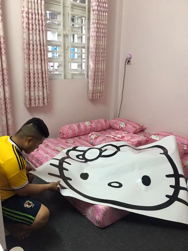 Chia sẻ lại câu chuyện tình yêu của hai vợ chồng, Anh Thắng cho hay, trước khi cưới nhau hai vợ chồng anh là bạn bè nhưng lại ghét nhau và khắc khẩu. Và đúng như câu “ghét của nào trời trao của đó”, duyên số lại đưa đẩy hai người đến với nhau.