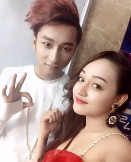 Nhiều người khẳng định, Viễn Thiện đang cố ý tận dụng lợi thế về ngoại hình giống người nổi tiếng để trục lợi, dấn thân vào showbiz. Hàng loạt những thay đổi về ngoại hình thời gian gần đây của anh chàng là minh chứng rõ nét nhất cho điều này.