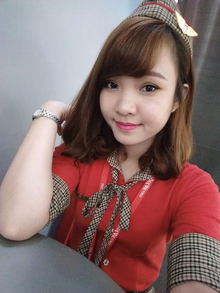 Được biết, Đăng Lực hiện đang làm việc trong ngành thiết kế nội thất, trong khi đó, Trâm Anh lại là nữ tiếp viên của hãng hàng không Vietjet Air. Được nhiều người biết đến sau màn cầu hôn lãng mạn, Trâm Anh còn gây ấn tượng bởi khuôn mặt ưa nhìn và ngoại hình đẹp, đặc biệt là khi khoắc lên mình bộ đồng phục tiếp viên hàng không.