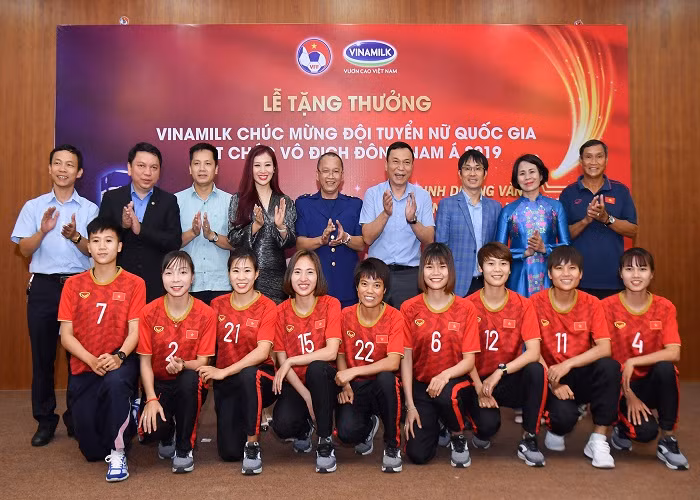 Vinamilk chuc mung DT bong da nu quoc gia vo dich Dong Nam A-Hinh-3