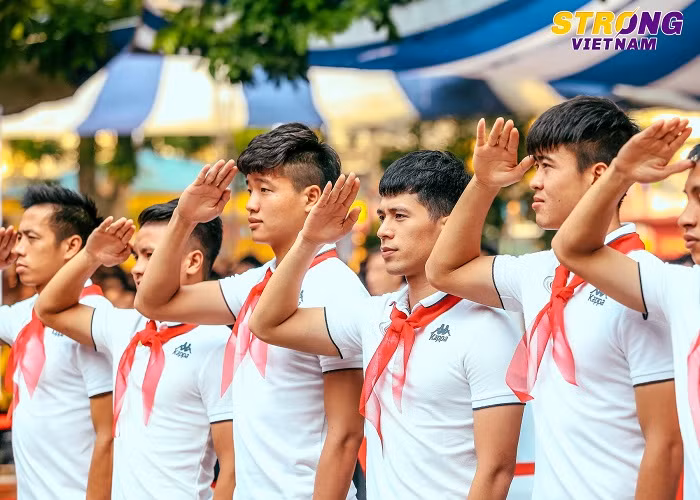 Dinh Trong, Quang Hai chao co dau tuan voi truong Nguyen Truong To