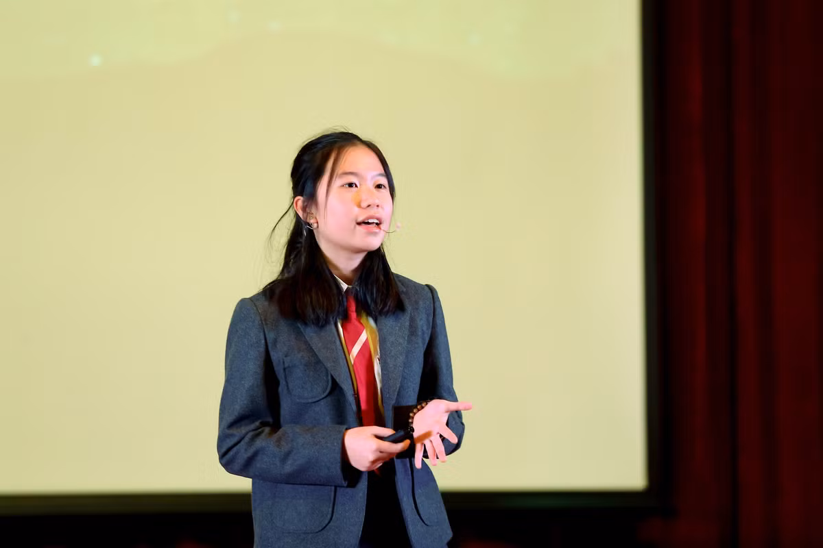 Co be 14 tuoi bao dong van de “O nhiem anh sang” tren san khau TEDx