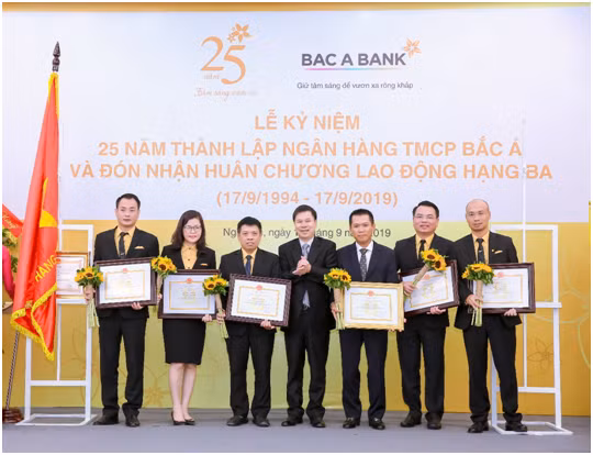 25 nam thanh lap: BAC A BANK nhan huan chuong lao dong hang ba-Hinh-5