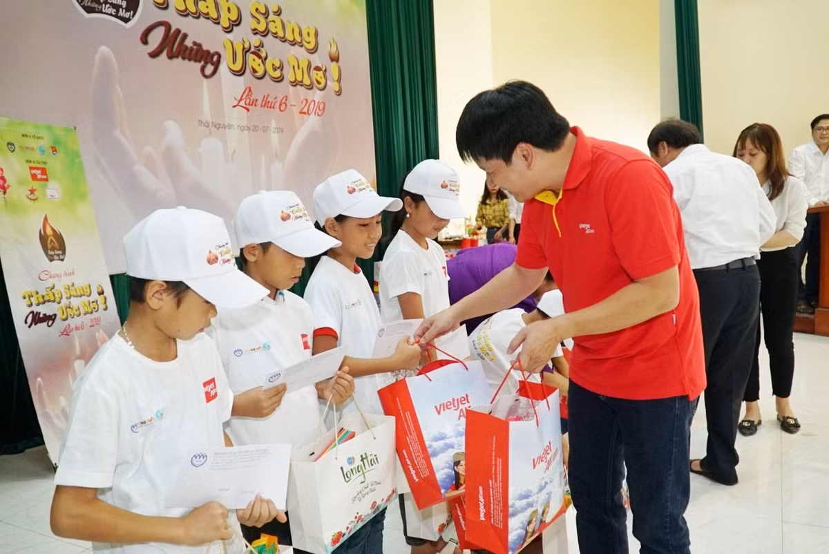 Vietjet dong hanh “thap sang uoc mo” cho hang ngan em nho cac tinh phia Bac-Hinh-3