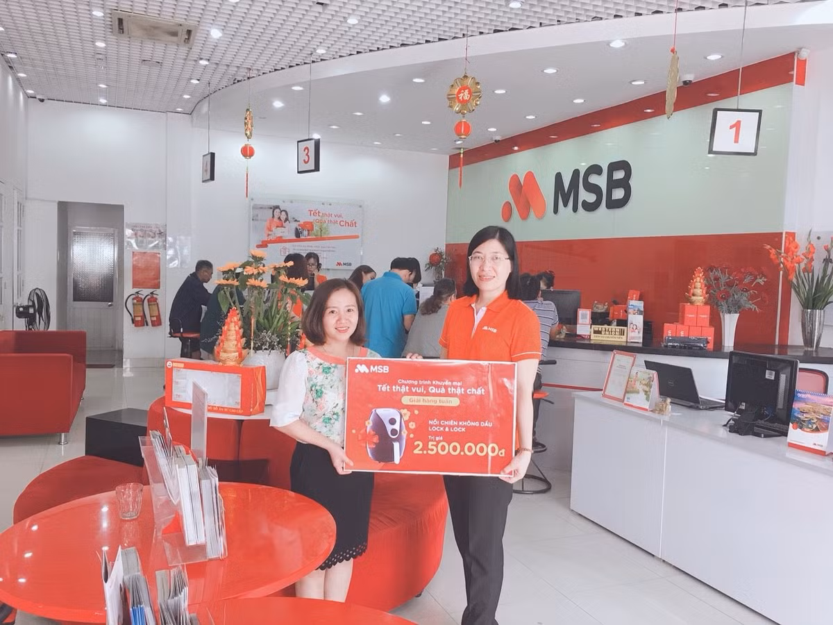 Khach hang gui tiet kiem lien tiep nhan loc Xuan tu chuong trinh uu dai Tet MSB