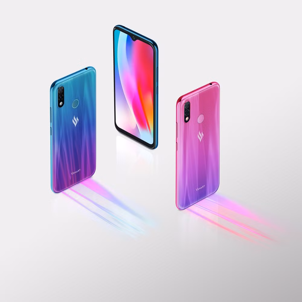 Vsmat Joy2+ có thiết kế màn hình giọt nước thời thượng cùng mặt lưng sống động, sắc màu. Máy có hai phiên bản: 2GB RAM+ 32GB ROM và 3GB RAM + 32GB ROM. Giá lần lượt của hai phiên bản là 2.990.000 đồng và 3.690.000 đồng, gồm 3 màu: xanh đen, đỏ ruby và xanh huyền ảo.